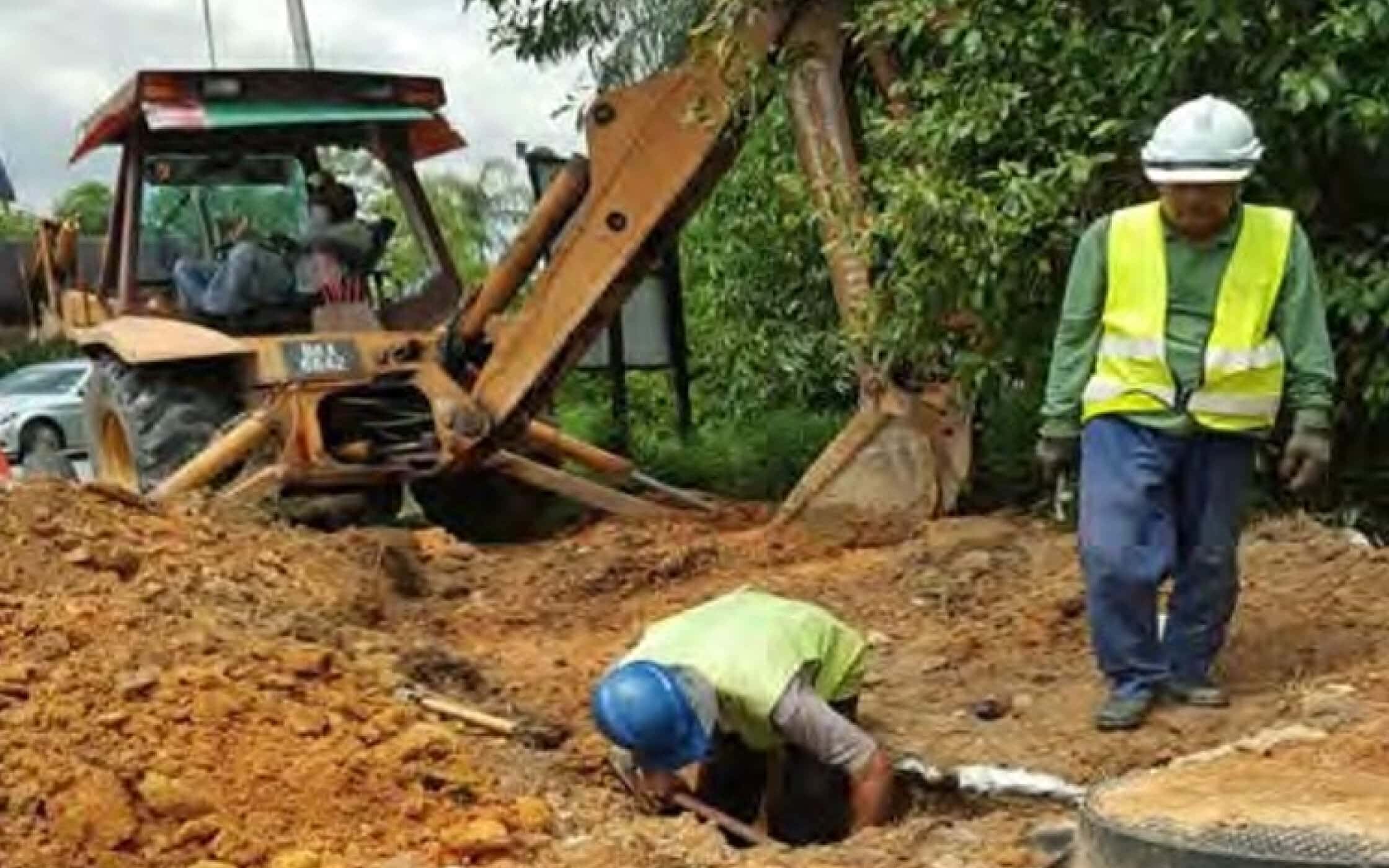 Installation of lead-in pipe to a manhole at Besraya